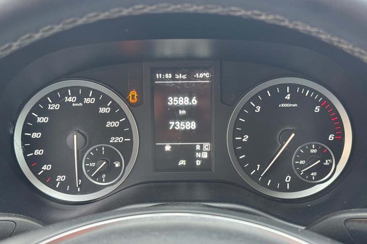 Hvid Mercedes Vito 114 fra 2022