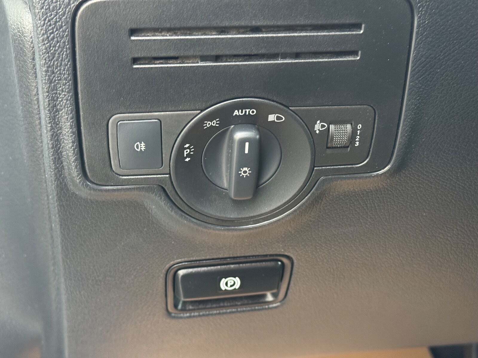 Hvid Mercedes Vito 114 fra 2022
