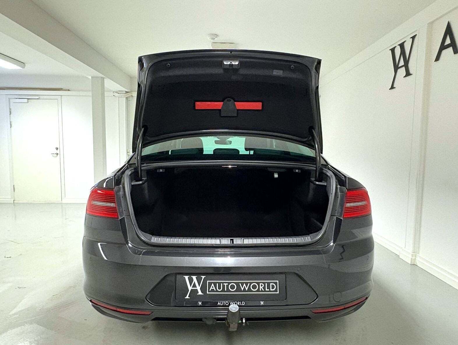 Grå VW Passat fra 2018