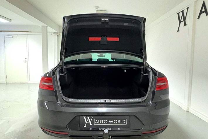 Grå VW Passat fra 2018