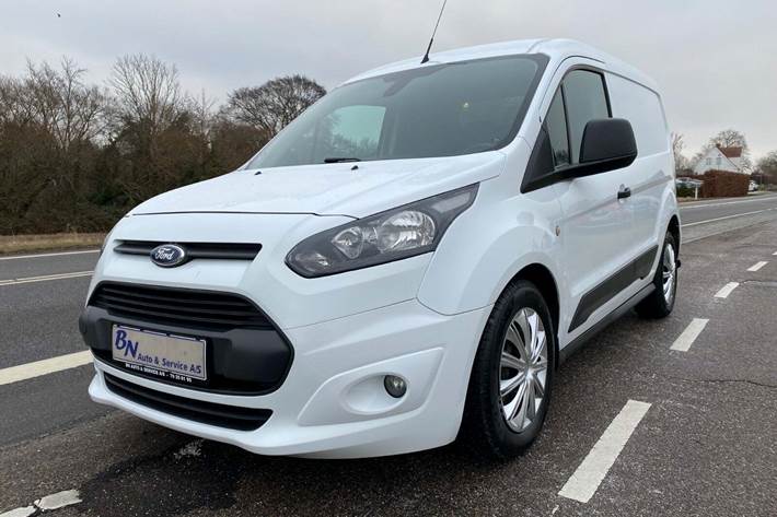 Hvid Ford Transit Connect fra 2015 set udefra