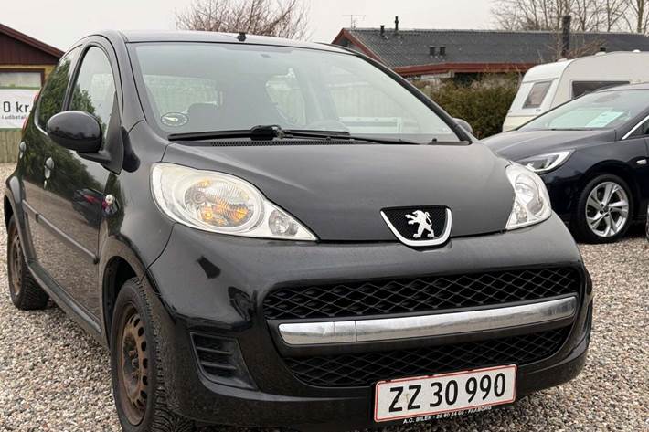 Sort Peugeot 107 fra 2009 set udefra