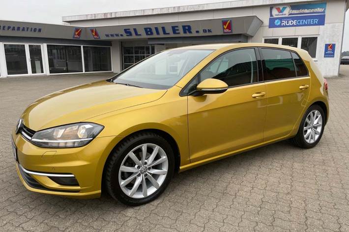 Gul VW Golf VII fra 2018 set udefra