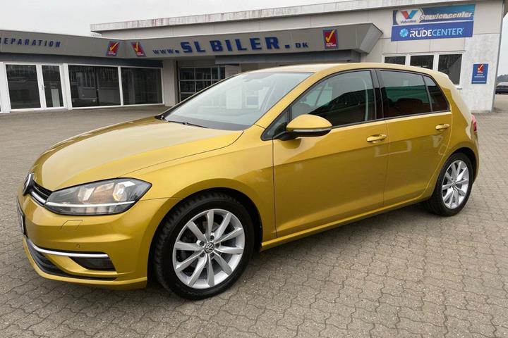 Gul VW Golf VII fra 2018 set udefra