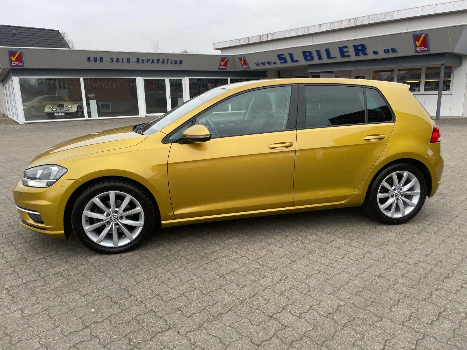 Gul VW Golf VII fra 2018