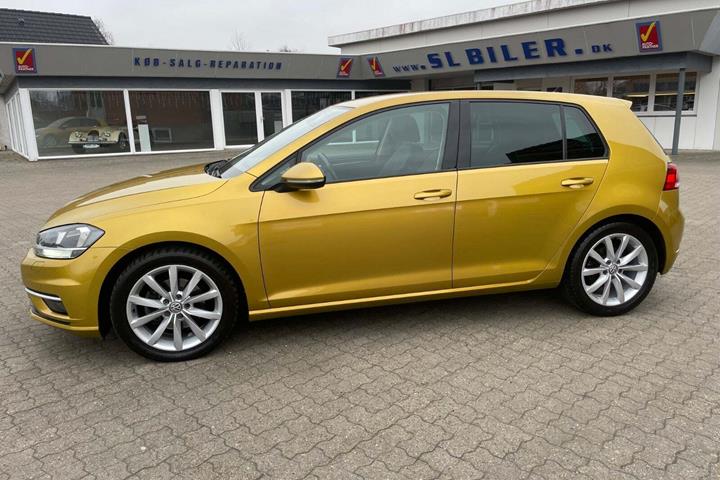Gul VW Golf VII fra 2018