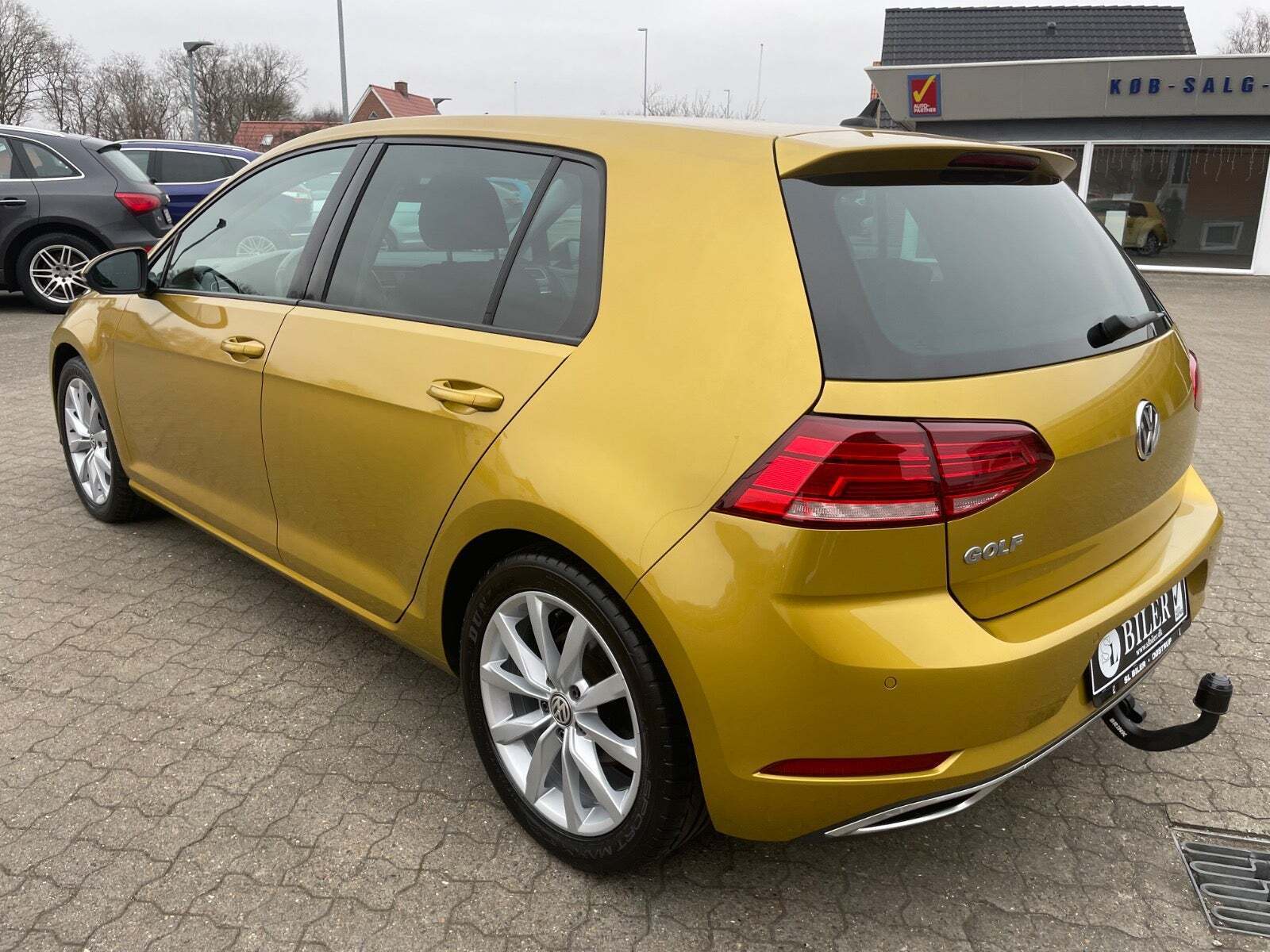 Gul VW Golf VII fra 2018