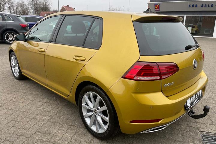 Gul VW Golf VII fra 2018