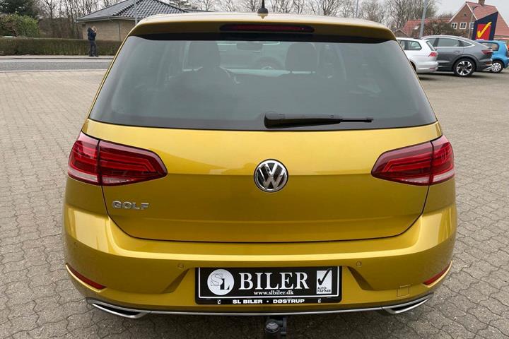 Gul VW Golf VII fra 2018