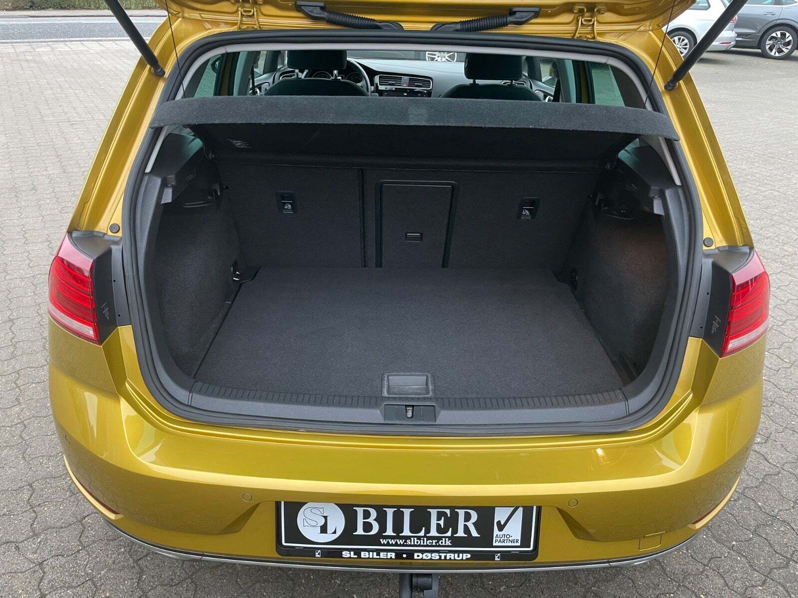 Gul VW Golf VII fra 2018