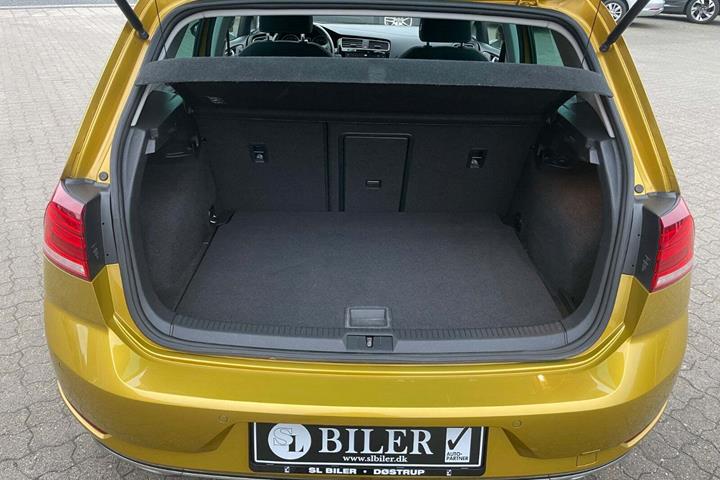 Gul VW Golf VII fra 2018