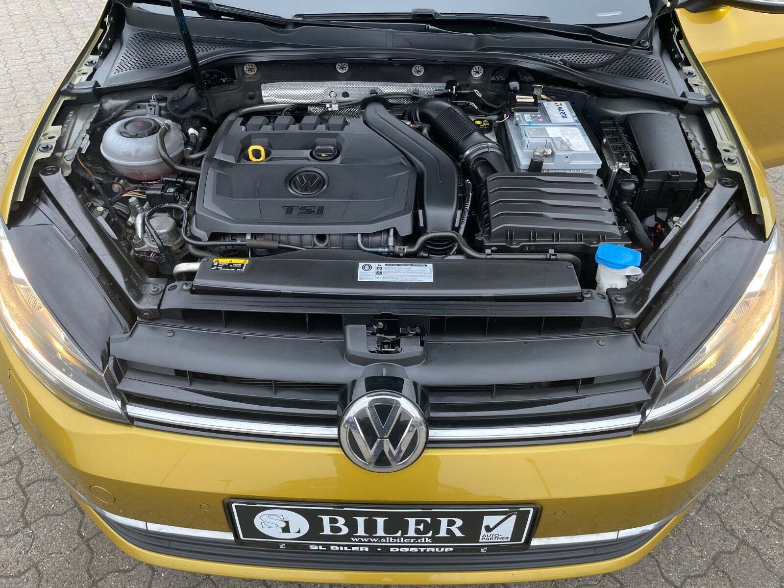 Gul VW Golf VII fra 2018