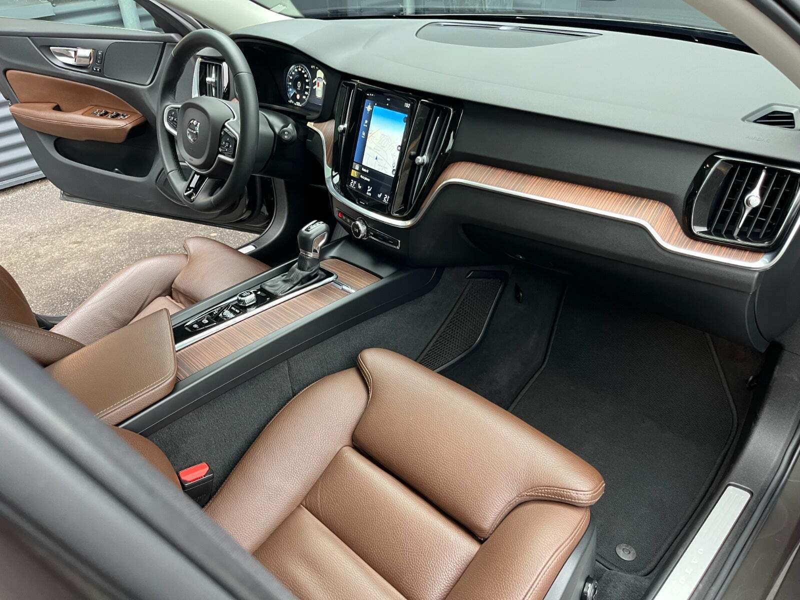 Grå Volvo V60 fra 2020