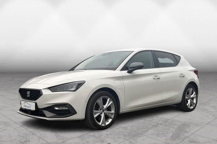 Hvid Seat Leon fra 2021 set udefra