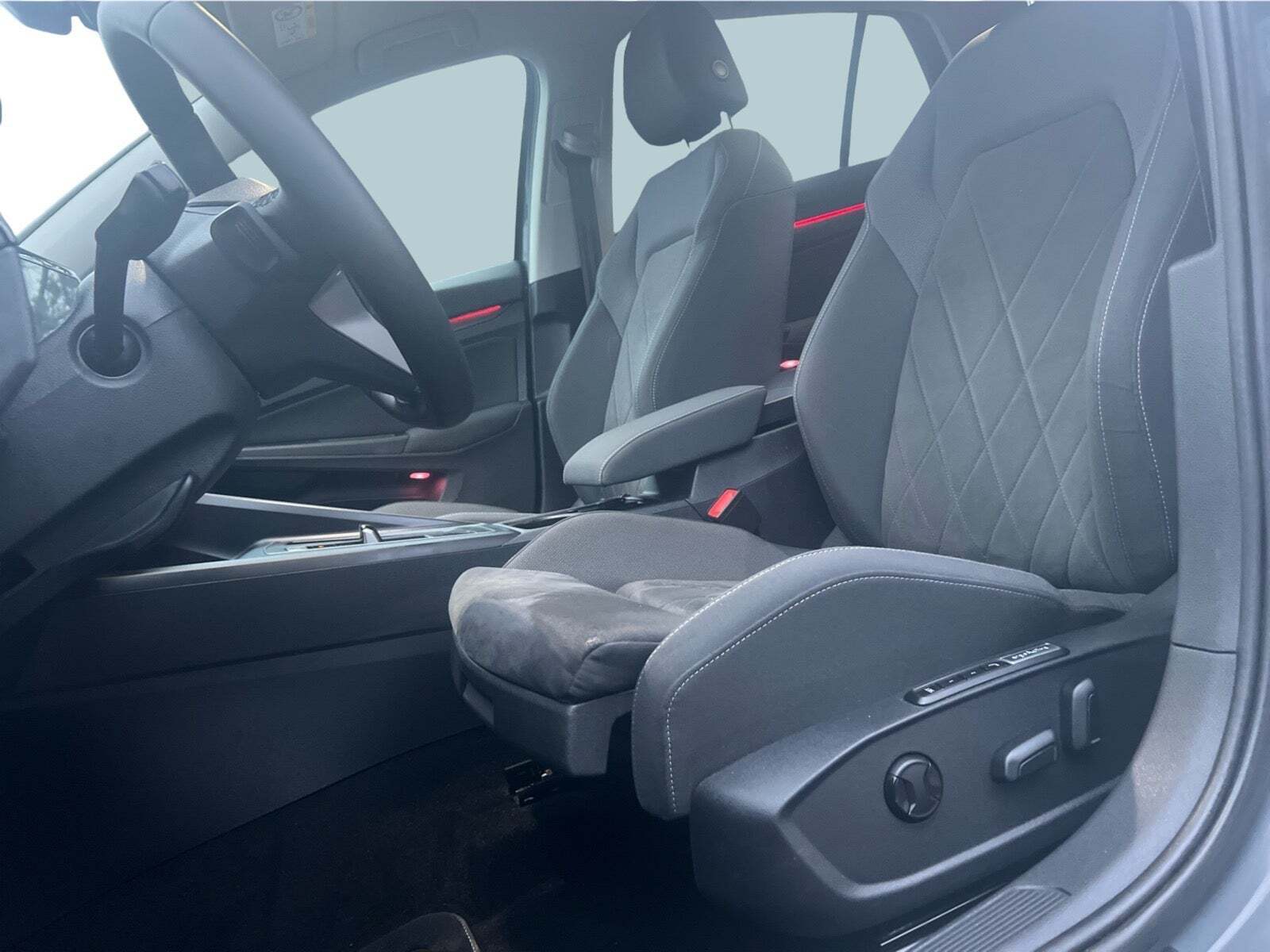 Grå VW Golf VIII fra 2021