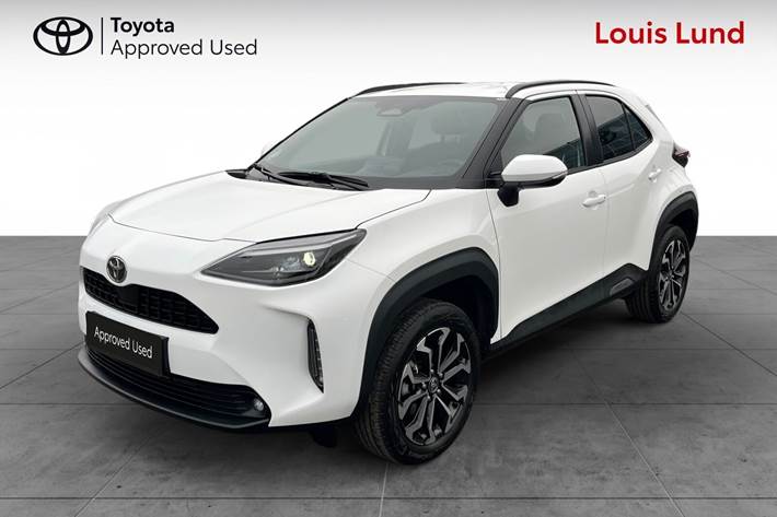 Hvid Toyota Yaris Cross fra 2025 set udefra