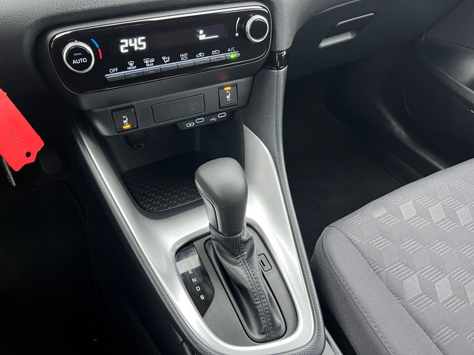 Sølv Toyota Yaris fra 2025