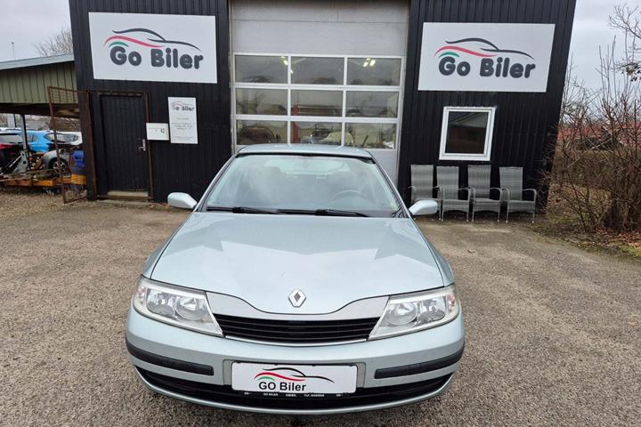 Grøn Renault Laguna II fra 2002 set udefra