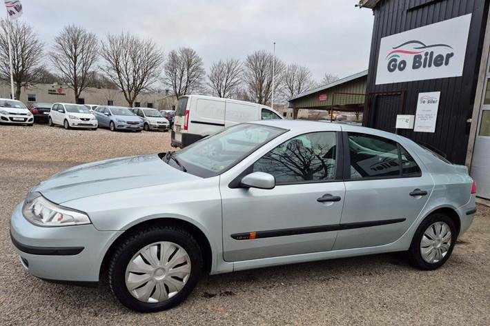 Grøn Renault Laguna II fra 2002 set udefra