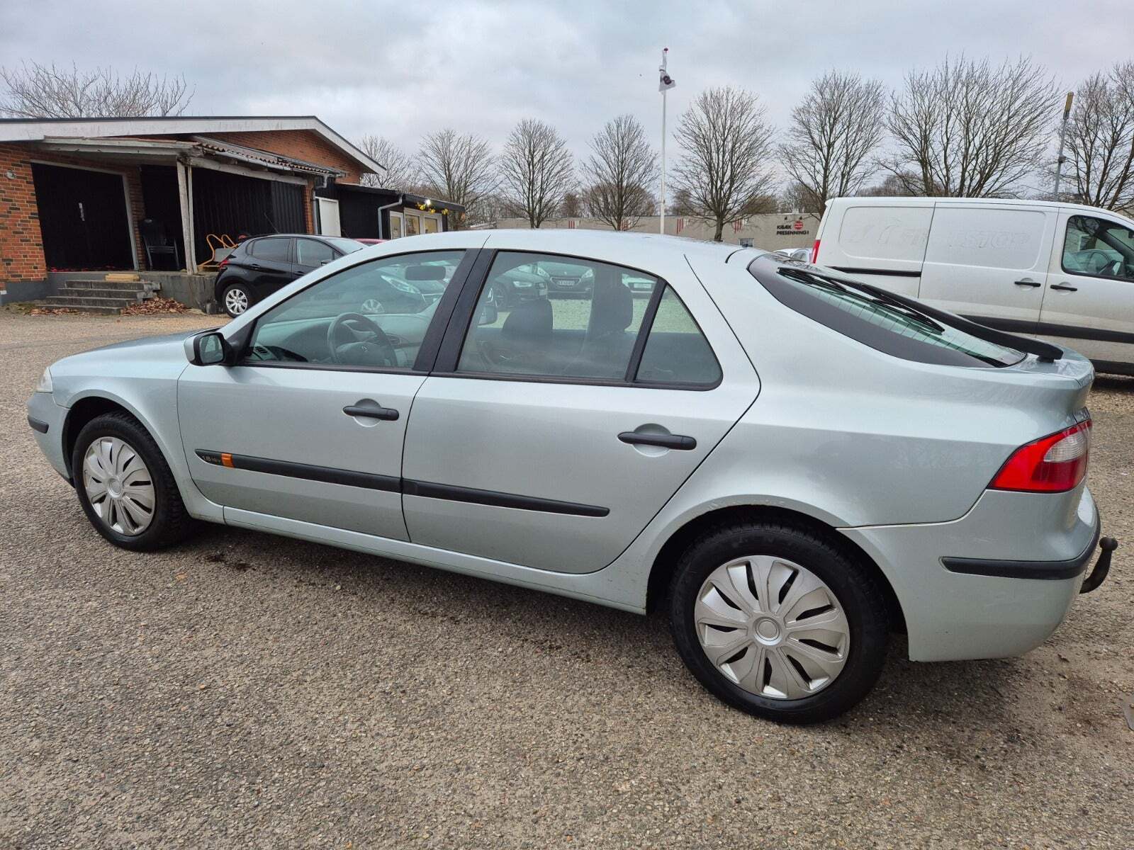 Grøn Renault Laguna II fra 2002 set udefra
