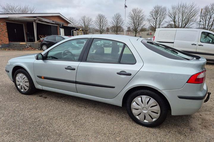Grøn Renault Laguna II fra 2002 set udefra