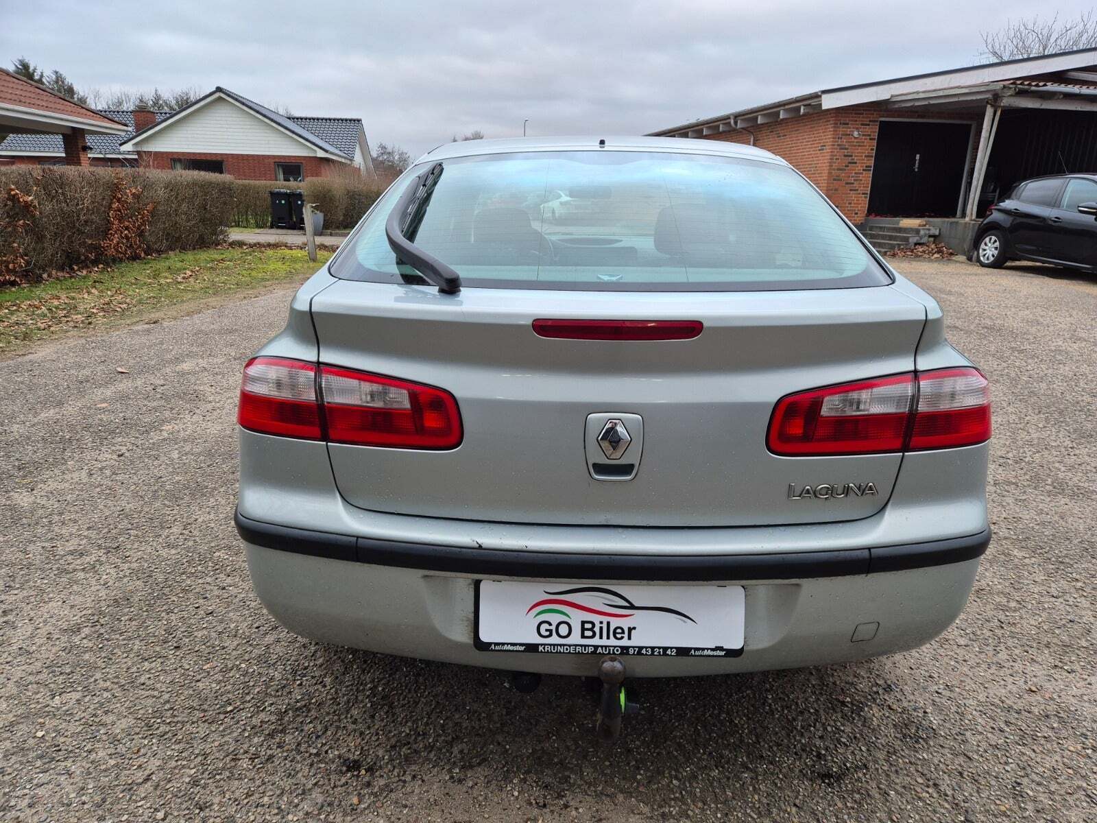 Grøn Renault Laguna II fra 2002 set udefra
