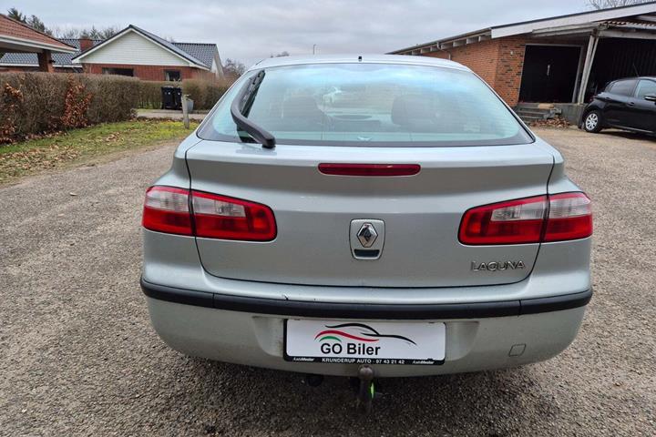 Grøn Renault Laguna II fra 2002 set udefra