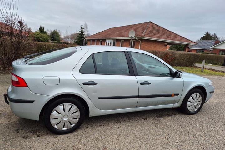 Grøn Renault Laguna II fra 2002 set udefra