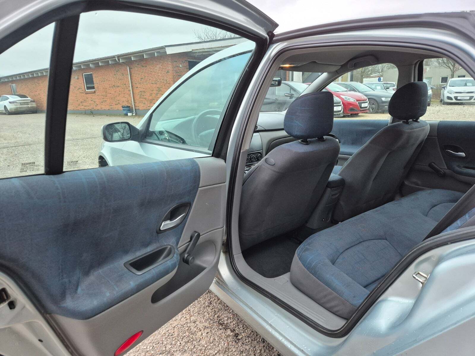 Grøn Renault Laguna II fra 2002 set indefra