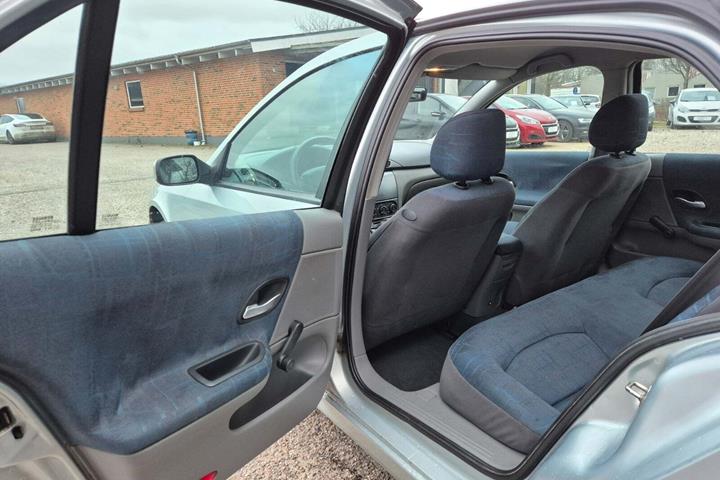 Grøn Renault Laguna II fra 2002 set indefra
