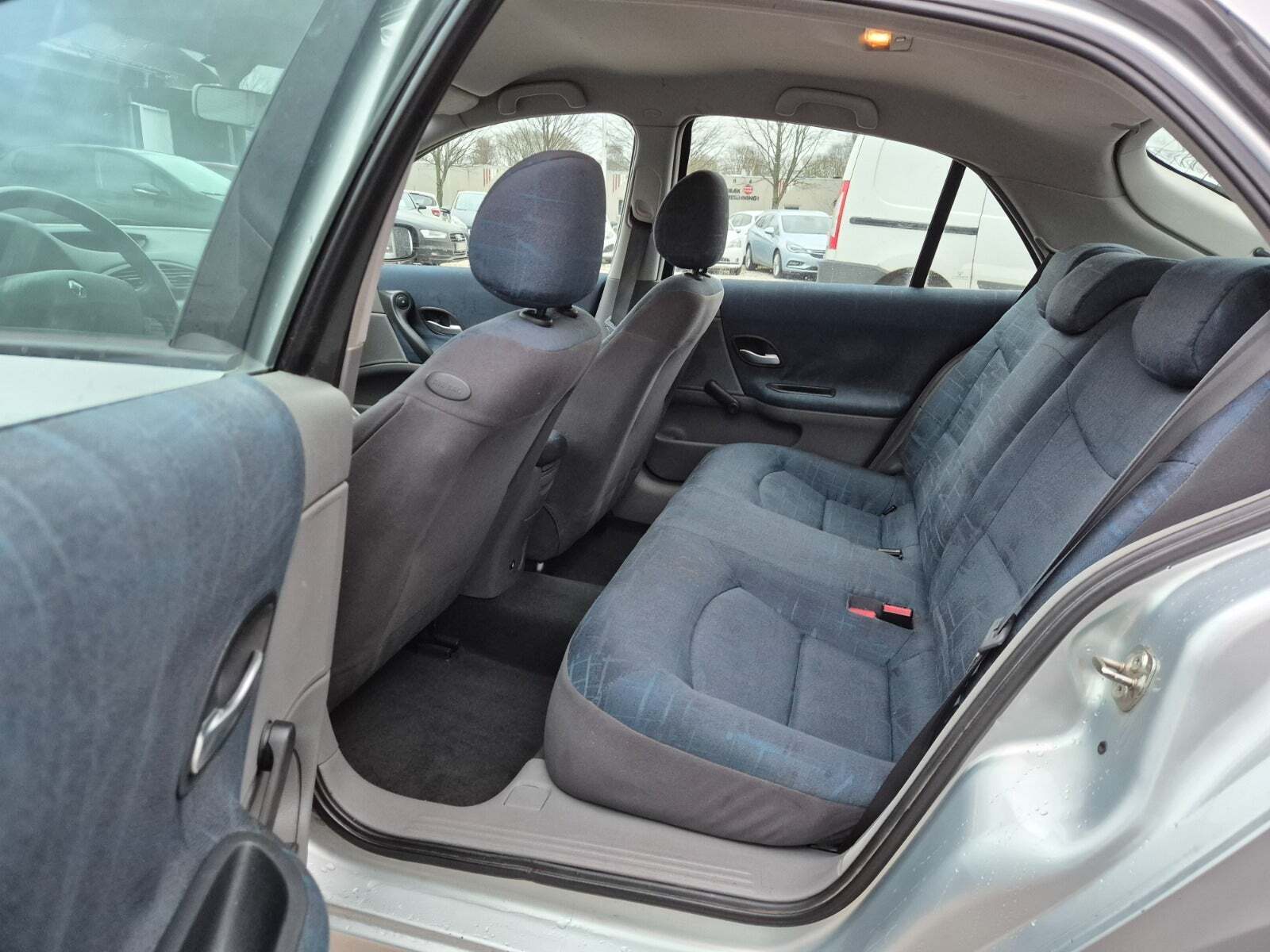 Grøn Renault Laguna II fra 2002 set indefra