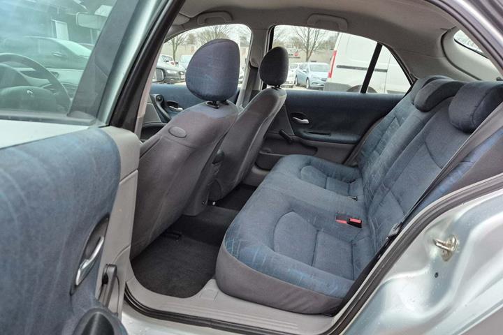 Grøn Renault Laguna II fra 2002 set indefra