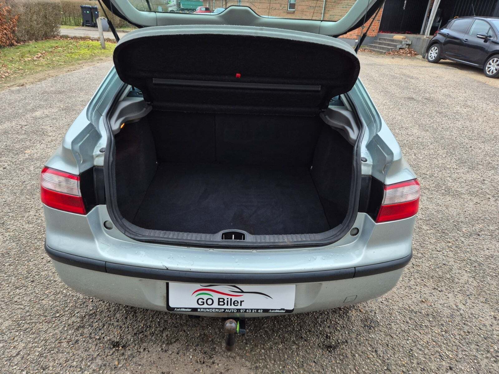 Grøn Renault Laguna II fra 2002 set indefra