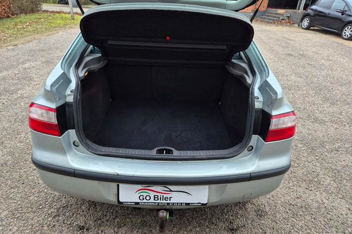 Grøn Renault Laguna II fra 2002 set indefra