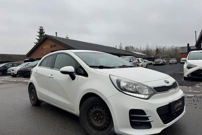undefined Kia Rio fra 2015 set udefra