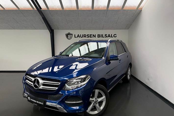 Blå Mercedes GLE400 fra 2018 set udefra