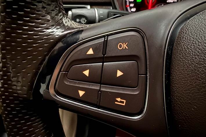 Blå Mercedes GLE400 fra 2018 set indefra