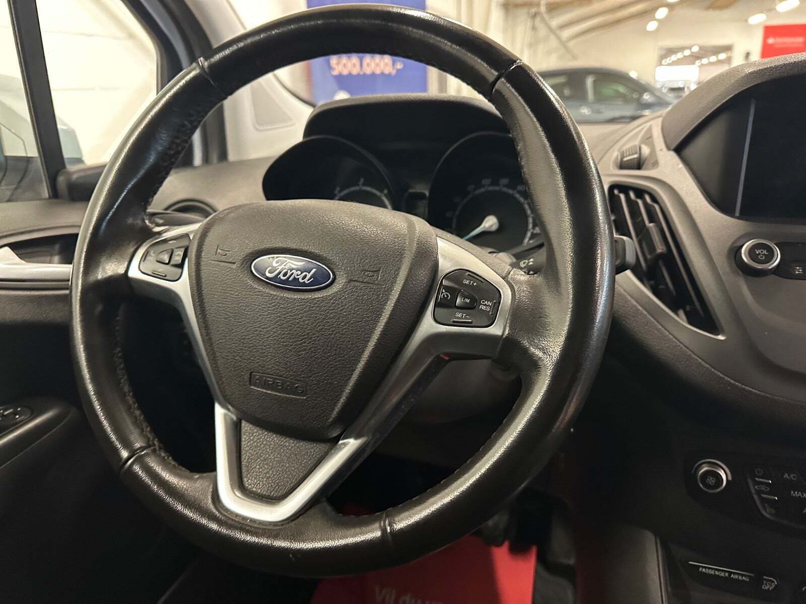 Hvid Ford Transit Courier fra 2019