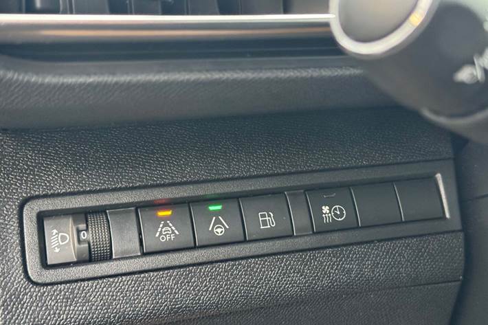 Grå Peugeot 3008 fra 2021