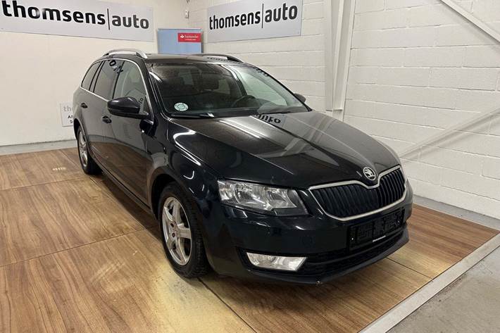 Sort Skoda Octavia fra 2015 set udefra
