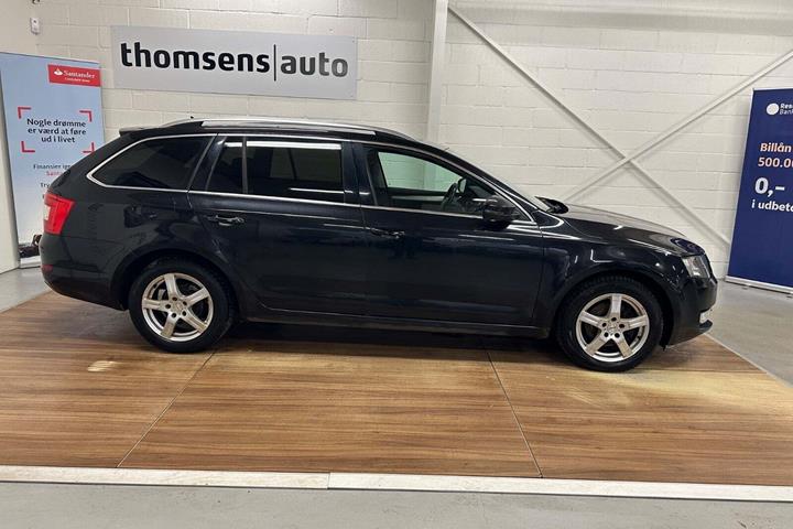 Sort Skoda Octavia fra 2015