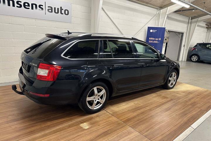 Sort Skoda Octavia fra 2015