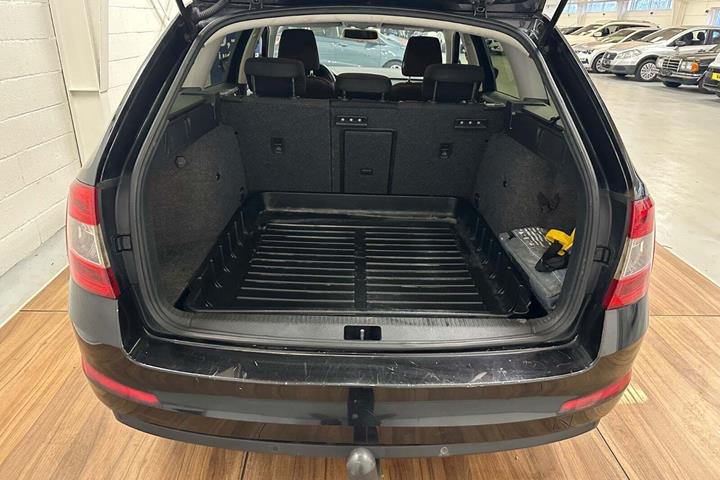 Sort Skoda Octavia fra 2015