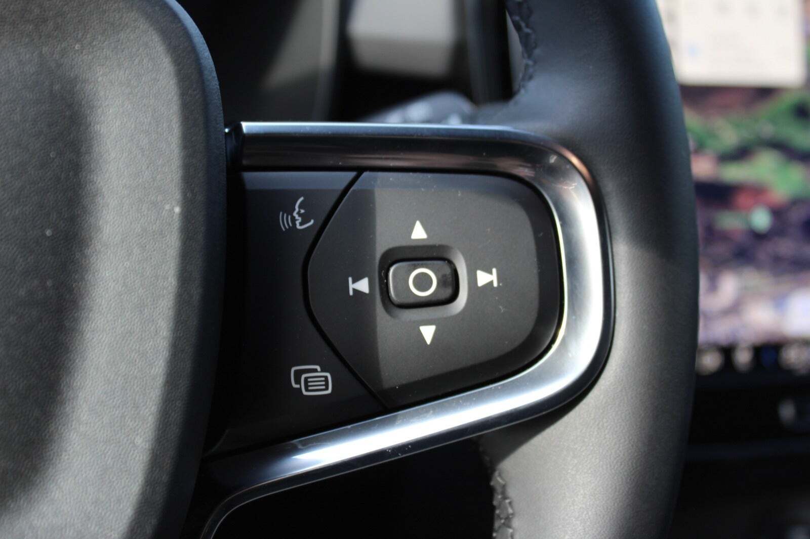 Grå Volvo XC40 fra 2024