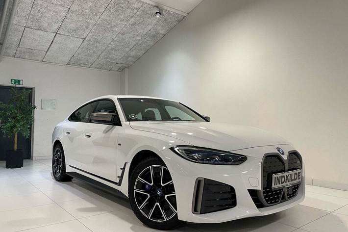 Hvid BMW i4 fra 2024 set udefra