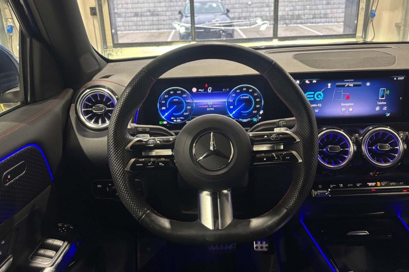 Blå Mercedes EQB350 fra 2025