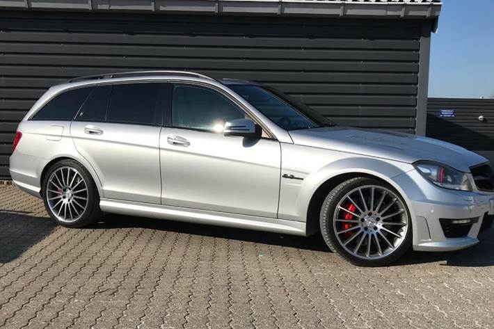 Sølv Mercedes C63 fra 2011 set udefra