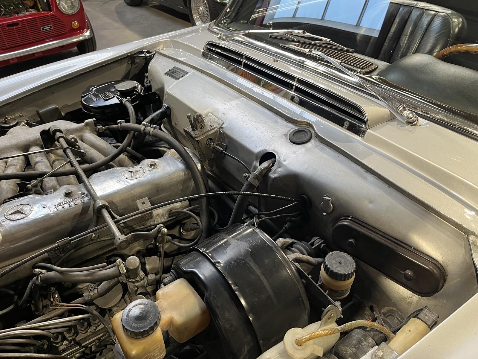 Sølv Mercedes SL230 fra 1965