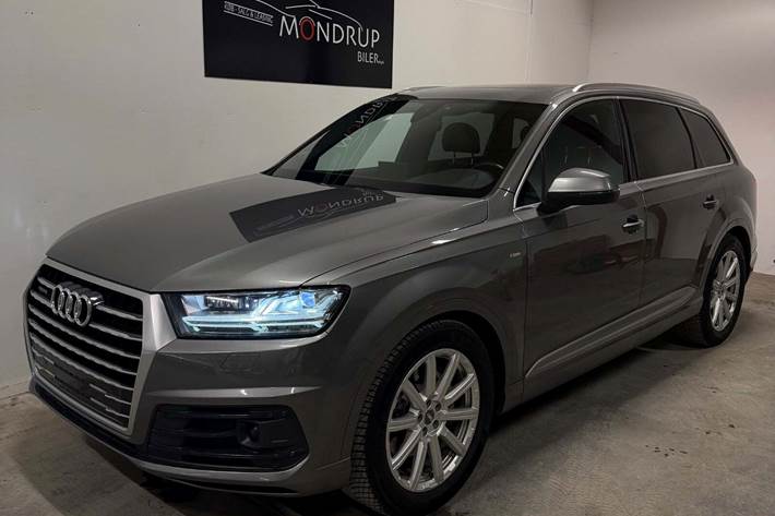 Sølv Audi Q7 fra 2016 set udefra