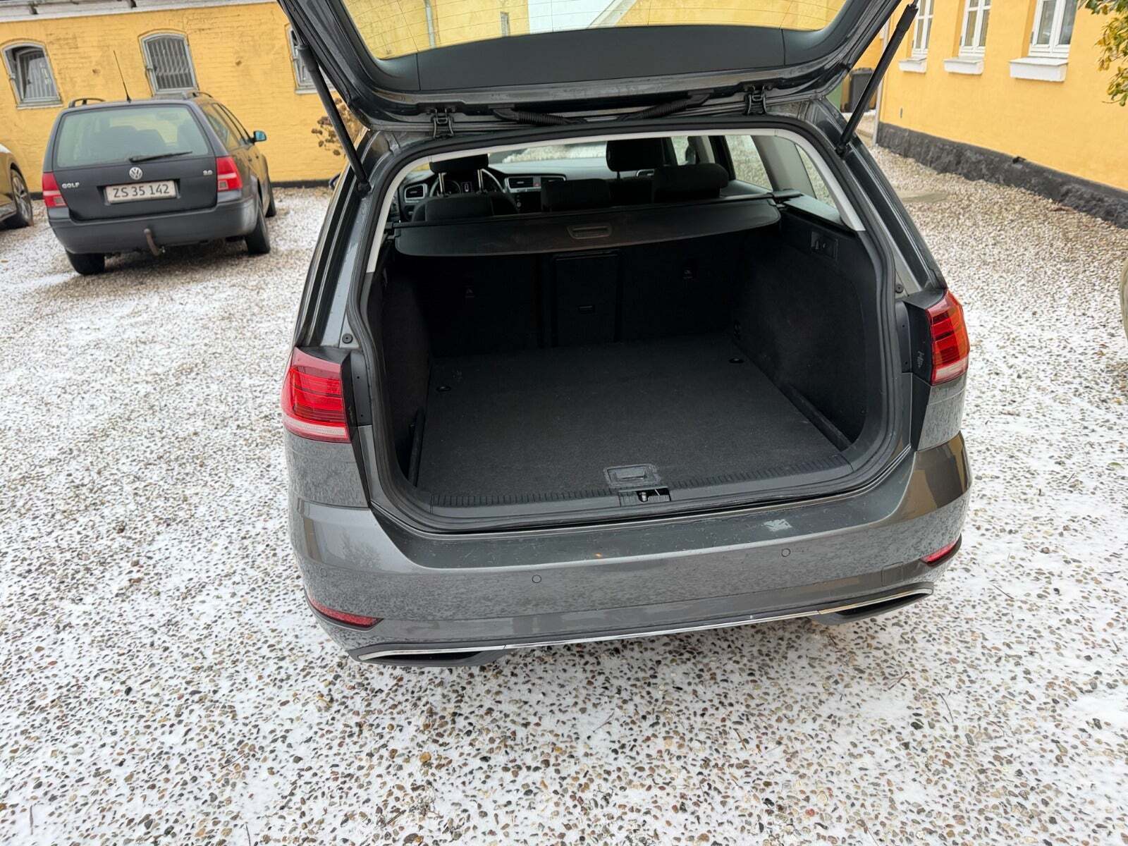 Grå VW Golf VII fra 2018